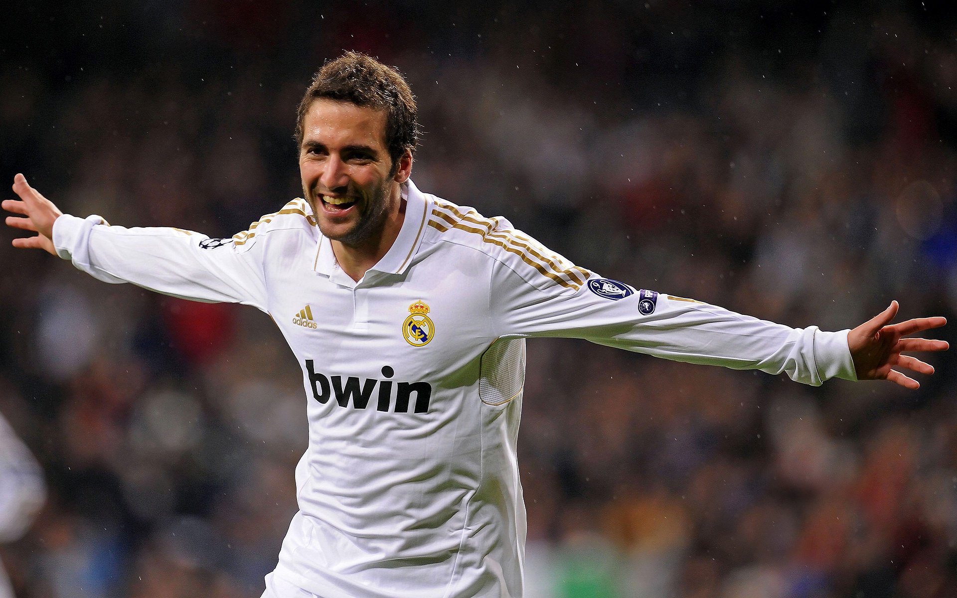 赛季高光：那些令球迷疯狂的进球瞬间，球员进球